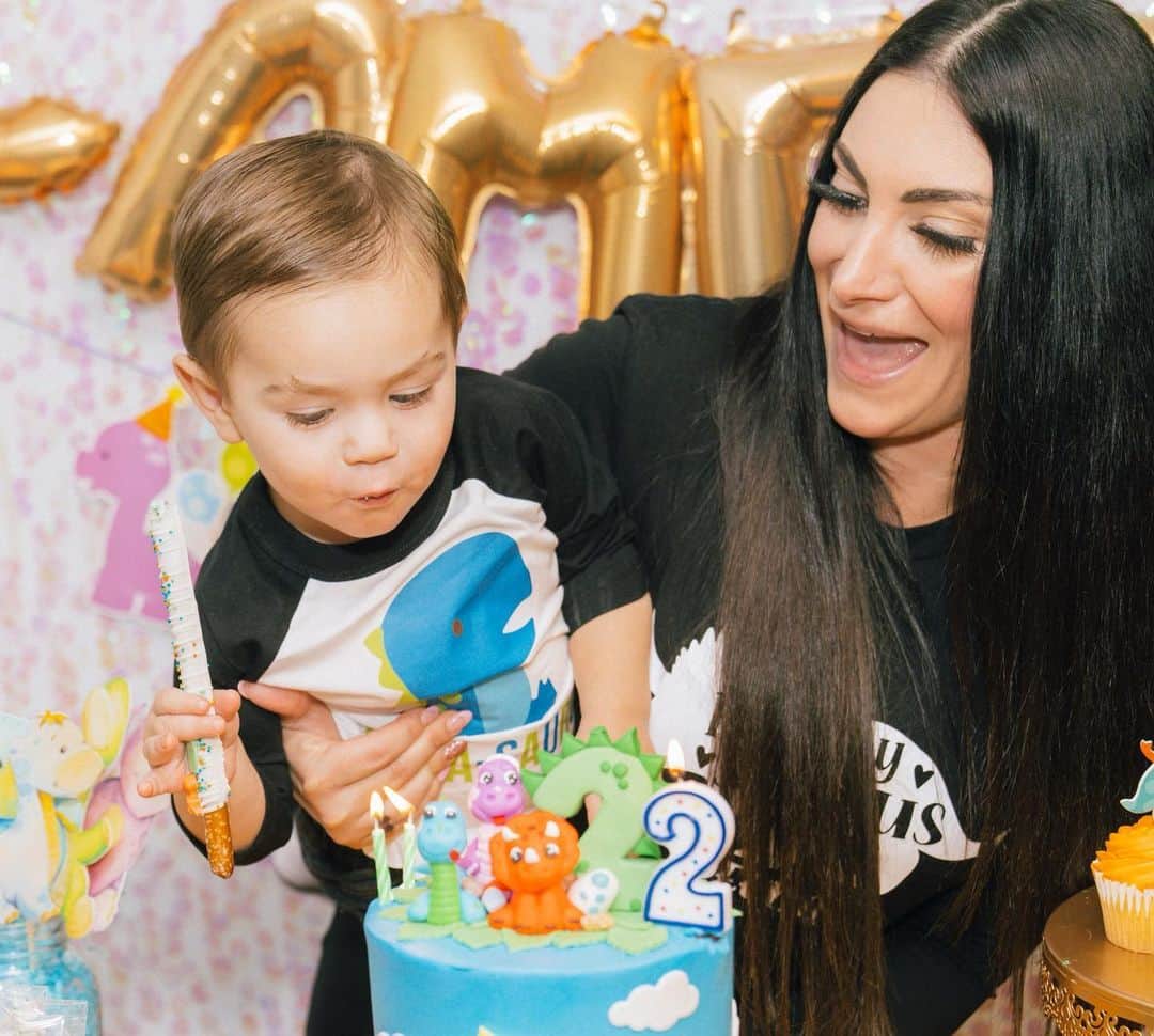 ディーナ・ニコール・コルテーゼさんのインスタグラム写真 - (ディーナ・ニコール・コルテーゼInstagram)「My baby turns 2 today .. I can’t believe how fast time flew.. I feel like I was just in Vegas filming telling my roomies I was pregnant .. when cami was in my belly he was the most relaxed chill baby .. sometimes I needed to push him Around to make sure he was okay .. I told everyone this kid is going to be my chill kid .. welp here we are two years later and boy.. Cameron your my little spit fire .. my little bruiser .. everyday you impress with all the new things you learn and do.. your so independent for a two year old and you def March to the beat of your own drum .. but your also such a cuddly little pea.. and love your mommy and brother and daddy so so much.. your so affectionate and loving please never stop cuddling me  my little cuddle bug .. I love you so so much my little cami .. have the happiest birthday ❤️」5月2日 0時10分 - deenanicole