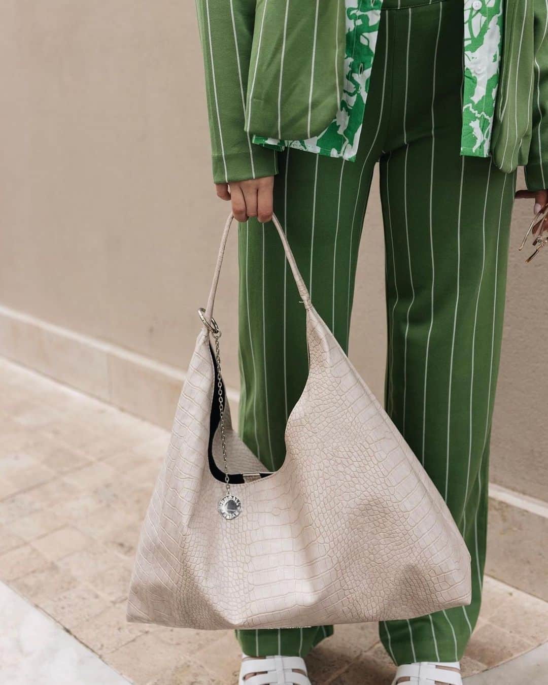 KENDALL + KYLIEのインスタグラム：「The perfect day time bag @woowoo.woman ✨  #kendallandkylie」