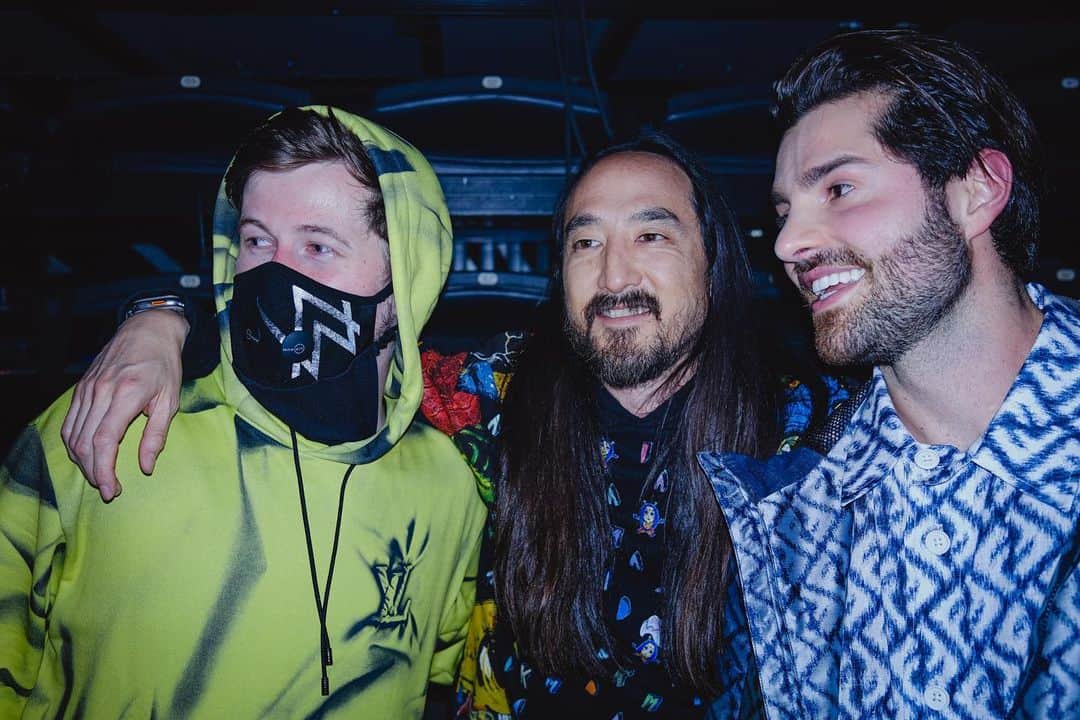 アラン・ウォーカーのインスタグラム：「Name a better trio, I'll wait.. @steveaoki @alok #heroes 🔥」
