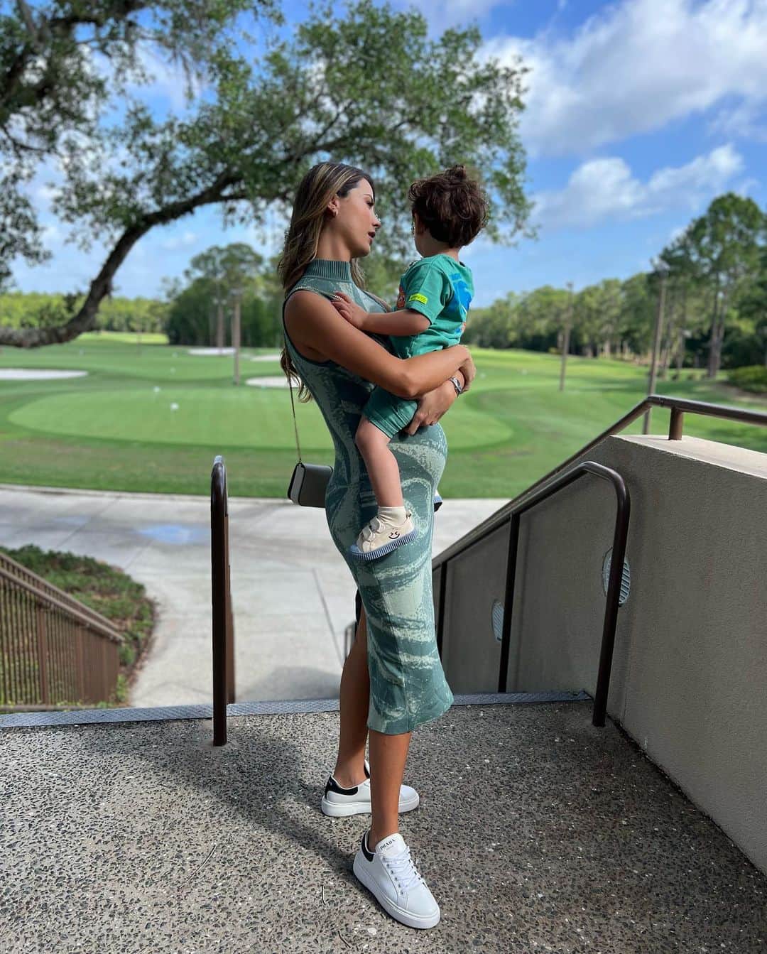 ステファニア・フェルナンデスさんのインスタグラム写真 - (ステファニア・フェルナンデスInstagram)「Último Domingo de Abril 💚🫶 Disfrutando de los besos mas rico del mundo 👶🏻  Ayer tuve una jornada de trabajo increíble, pero la mañana enterita se la dedique a mi familia, mi motor, mi pilar 💚 luego así recargada de la mejor energía salí a trabajar para mi marca.   Simplemente un domingo único y muy especial💚」5月2日 0時16分 - stefaniafernandezk