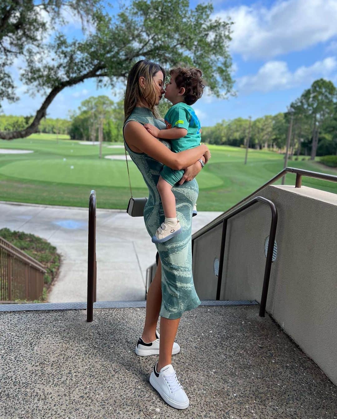 ステファニア・フェルナンデスさんのインスタグラム写真 - (ステファニア・フェルナンデスInstagram)「Último Domingo de Abril 💚🫶 Disfrutando de los besos mas rico del mundo 👶🏻  Ayer tuve una jornada de trabajo increíble, pero la mañana enterita se la dedique a mi familia, mi motor, mi pilar 💚 luego así recargada de la mejor energía salí a trabajar para mi marca.   Simplemente un domingo único y muy especial💚」5月2日 0時16分 - stefaniafernandezk