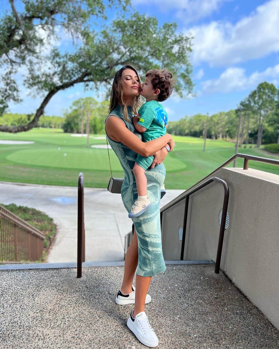 ステファニア・フェルナンデスのインスタグラム：「Último Domingo de Abril 💚🫶 Disfrutando de los besos mas rico del mundo 👶🏻  Ayer tuve una jornada de trabajo increíble, pero la mañana enterita se la dedique a mi familia, mi motor, mi pilar 💚 luego así recargada de la mejor energía salí a trabajar para mi marca.   Simplemente un domingo único y muy especial💚」