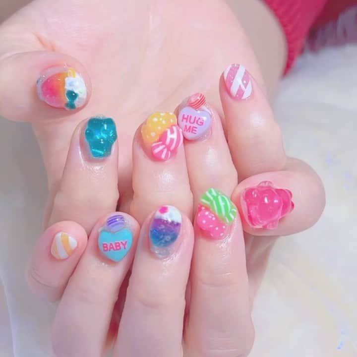 なかやまちえこのインスタグラム：「Candy pop！⠀ ⠀ @chikachocolat_melty ちゃん⠀ 美味しそうなネイル♡⠀ ⠀ #nail #nails #nailart #ネイル #美甲 #ネイルアート  #japanesenailart #manucure #japanesenails #manicurist #gelnails #أظافر #네일아트 #미용  #เพ้นท์เล็บ #artedeuñas #เพ้นท์เล็บเจล #ジェルネイルデザイン #ネイルデザイン #nagelkunst #原宿ネイル #美味しそうなネイル #popnails @aby_sharenail @kimacat_betty @pregel.jp @preanfaofficial」