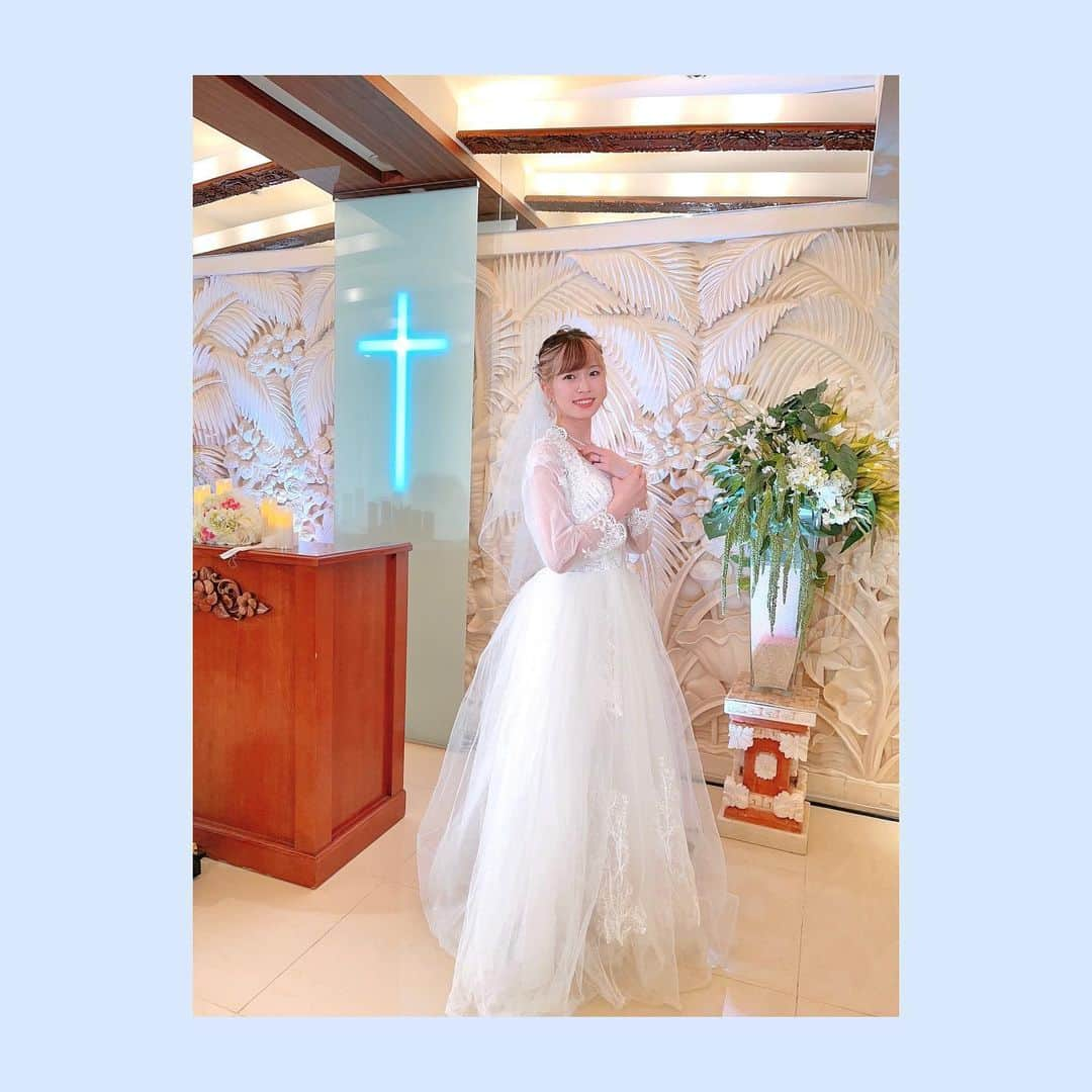 青山吉能さんのインスタグラム写真 - (青山吉能Instagram)「#0430 💍💐 ・ 朗読劇「 #4月の花嫁 」がありました。 ⁡ お昼にはウェディングプランナーの彩芽を、 夜公演は花嫁さんのさくらを。 二人芝居(厳密には3人☺️)という中でのたった2時間での役変えはすごくいろんなものが鍛えられました。 ⁡ 「絶対にこうなる！」と誰もが予想できるなら、 その先を見せてみたい。 自分も見てみたい！ ⁡ 短い時間でしたが、脚本・演出のとしくんとラリーしながら、それぞれの相方、そして中神父との会話の中から工夫を見つけ出していきました。 ⁡ そうそう、いつも何もかも観に来てくれる母と姉ですが、今回ちゃんとお呼ばれ服で来てくれました☺️ 母からは、親子喧嘩のシーンのリアルさを褒めて(褒めて？)もらいました。 わたしにも、あんな時代があったのね。(遠い目) 酷いことをたくさんたくさんたくさんたくさんたくさんたくさん言いました。 このリアルさは、見てくれたみんなの心の中で秘めておいてね😉 ⁡ 大切な人と過ごせる時間、 または、誰かを大切だったと気づく瞬間は、 本当にあっけなく、あっという間に過ぎ去ります。 わたし自身もすごく感じています。 私情がたまたま役に乗り、本に乗り、景色に乗り、あの場所が作り出されました。 ⁡ 案外猶予があるようで、それは突然やってくるんです。 南さんが、幕が降りてすぐ親に連絡したんです、と言っていた温かさ。 どうかその愛が、皆さんにも伝染していますように。 ・ ・ すでに5月！ やらねばならぬことは様々ですが、いくつかはみんなと共有できるのでそれが楽しみです🥳 ・ ・ ・ #青山吉能 #本番前はマリッジブルー」5月2日 0時16分 - yopipinsta555