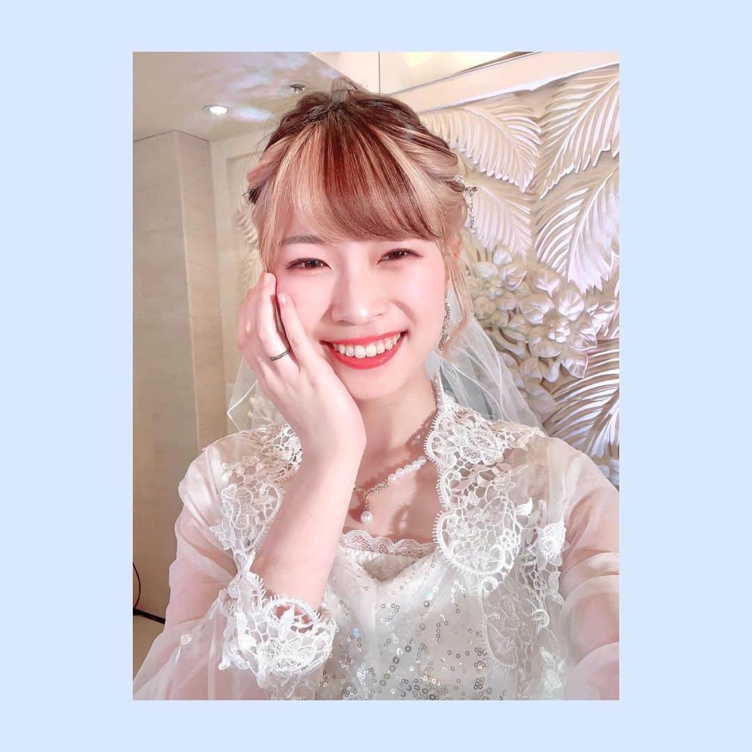 青山吉能のインスタグラム：「#0430 💍💐 ・ 朗読劇「 #4月の花嫁 」がありました。 ⁡ お昼にはウェディングプランナーの彩芽を、 夜公演は花嫁さんのさくらを。 二人芝居(厳密には3人☺️)という中でのたった2時間での役変えはすごくいろんなものが鍛えられました。 ⁡ 「絶対にこうなる！」と誰もが予想できるなら、 その先を見せてみたい。 自分も見てみたい！ ⁡ 短い時間でしたが、脚本・演出のとしくんとラリーしながら、それぞれの相方、そして中神父との会話の中から工夫を見つけ出していきました。 ⁡ そうそう、いつも何もかも観に来てくれる母と姉ですが、今回ちゃんとお呼ばれ服で来てくれました☺️ 母からは、親子喧嘩のシーンのリアルさを褒めて(褒めて？)もらいました。 わたしにも、あんな時代があったのね。(遠い目) 酷いことをたくさんたくさんたくさんたくさんたくさんたくさん言いました。 このリアルさは、見てくれたみんなの心の中で秘めておいてね😉 ⁡ 大切な人と過ごせる時間、 または、誰かを大切だったと気づく瞬間は、 本当にあっけなく、あっという間に過ぎ去ります。 わたし自身もすごく感じています。 私情がたまたま役に乗り、本に乗り、景色に乗り、あの場所が作り出されました。 ⁡ 案外猶予があるようで、それは突然やってくるんです。 南さんが、幕が降りてすぐ親に連絡したんです、と言っていた温かさ。 どうかその愛が、皆さんにも伝染していますように。 ・ ・ すでに5月！ やらねばならぬことは様々ですが、いくつかはみんなと共有できるのでそれが楽しみです🥳 ・ ・ ・ #青山吉能 #本番前はマリッジブルー」