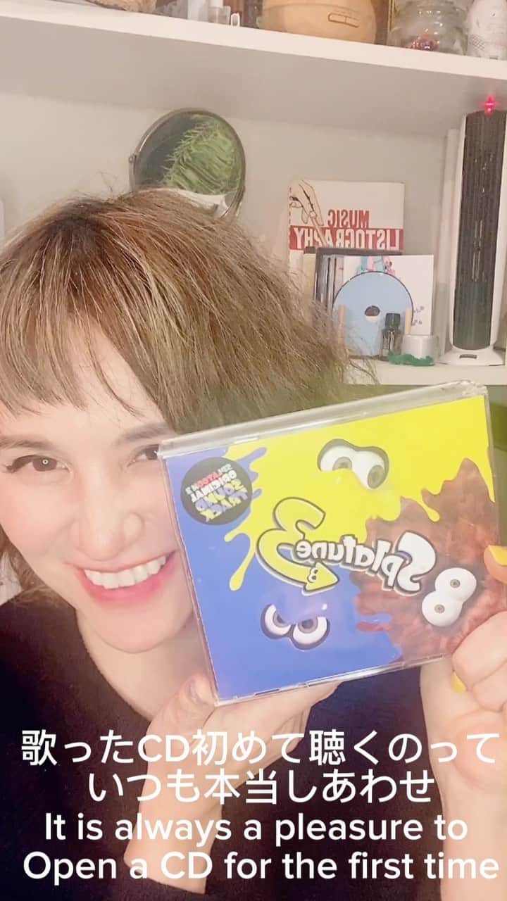 横沢ローラのインスタグラム：「Always so exciting to open CDs to listen,, especially when you sang it it, as Frye! 「ウツホ」として歌ったSplatune3が届いた！聴いてみます！（アレンジめっちゃかっこよおお  #ウツホ #Splatoon3 #Splatune3 #Frye #Singersongwriter #onomatopel #splatoon」