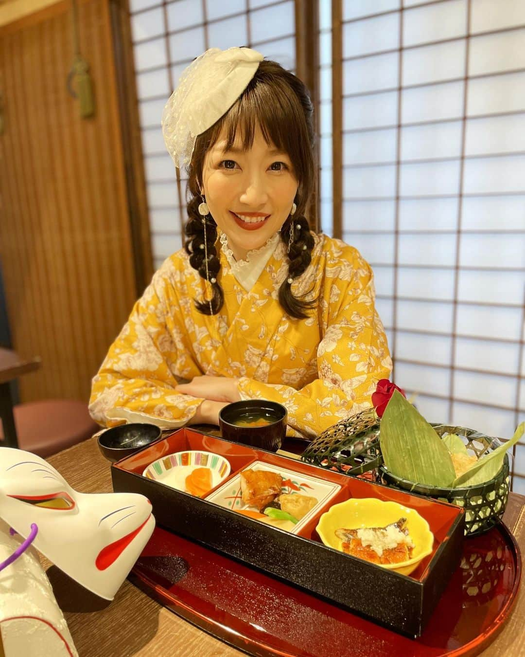 梅野舞のインスタグラム：「川越散策 ランチは お芋おこわ✨✨  川越バウムもソフトクリームも美味しかった♬  お気に入りのアンティークショップも発見💕  そして何より兄夫婦と楽しく過ごせたことがhappy です❣️  #川越#川越散策#ランチ#お芋おこわ#川越バウム#醤油ソフトクリーム #食べ歩き#着物レンタル#梨花和服#ヘアセット#ヘアアクセサリー #instagood#instagram」