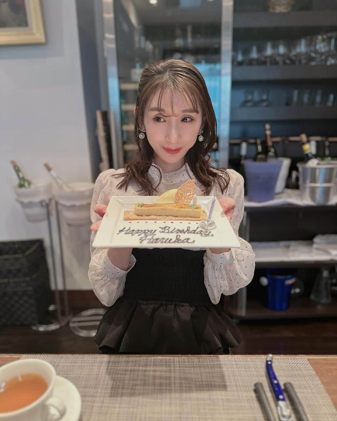 小原春香のインスタグラム：「私も先月お誕生日迎えたよ🎂  アラ◯ォーーになりました🫨 ・ 年齢 美しく重ねてゆきたいです。 ・ 気持ちは変わらずあの頃のまま 笑かな笑　あの頃っていつ？！ ・ 嫌なことがあっても 悩む事があっても 今、起きてくれてありがとう。精神で ➕全てをプラスに変えられる くらい前向きポジティブに 生きてゆきたいなぁ←目標 ・ 平和に笑っていられる毎日にただただ感謝です🕊️  あ！今年も目標は 「かわいらしくいきる」だったがんばります🗣️   　#birthday  #date #happy #ママライフ  #park 　#2歳児　#男の子　#男の子ママ　#息子love  #子育て奮闘中　#1歳児　#0歳　#3歳  #子育てあるある　#育児グッズ　#ゆる育児　#イヤイヤ期　#ママコーデ　#知育おもちゃ　#育児ママと繋がりたい　#知育遊び　 #子育ての悩み　#お出かけ　#休日の過ごし方 #育児疲れ」