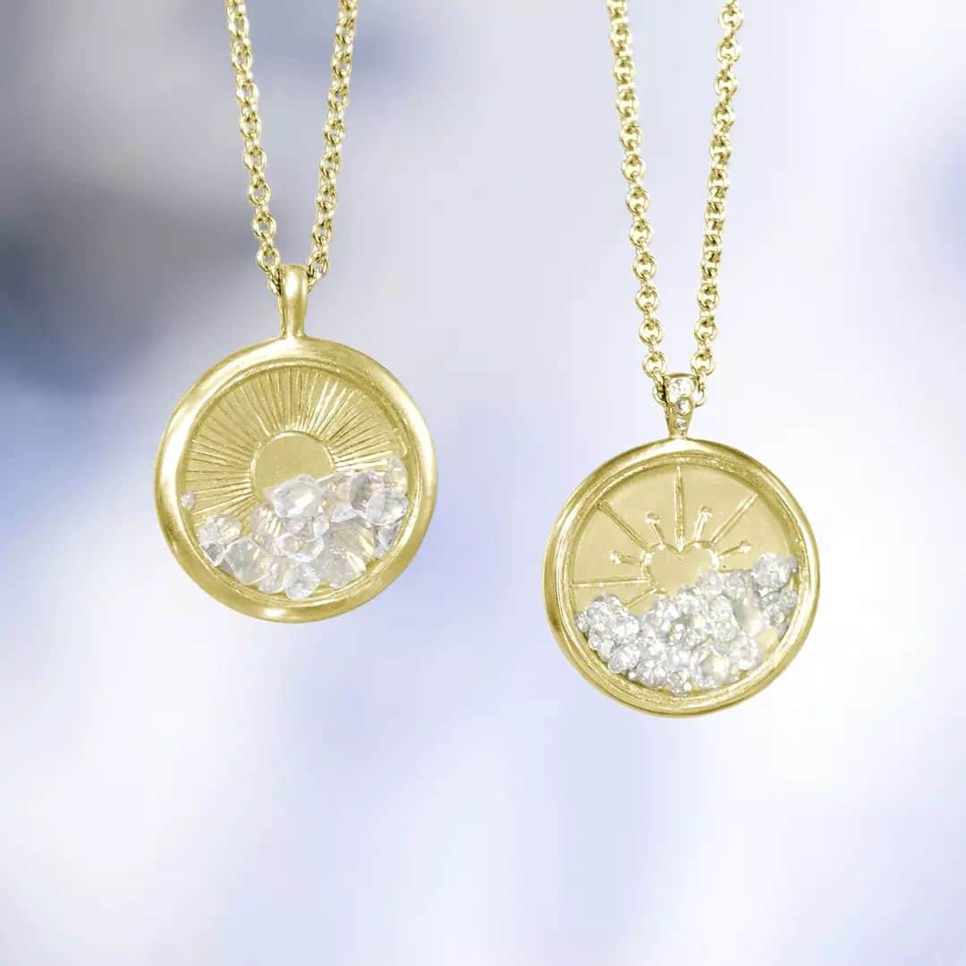 のインスタグラム：「These One-of-a-Kind 30 Year Floating Diamond 18k Gold Pendants hold an assortment of 1.6 carats of white rose cut diamonds and 1.5 carats of white diamond slices. The diamonds move freely behind a sapphire crystal disc, slightly obscuring a “Radiating Heart” and an “Illuminated Sun”. The Sun symbolizes warmth and represents life, while it is from the heart that we communicate with others and express the power of love, friendship, intelligence, and courage.」