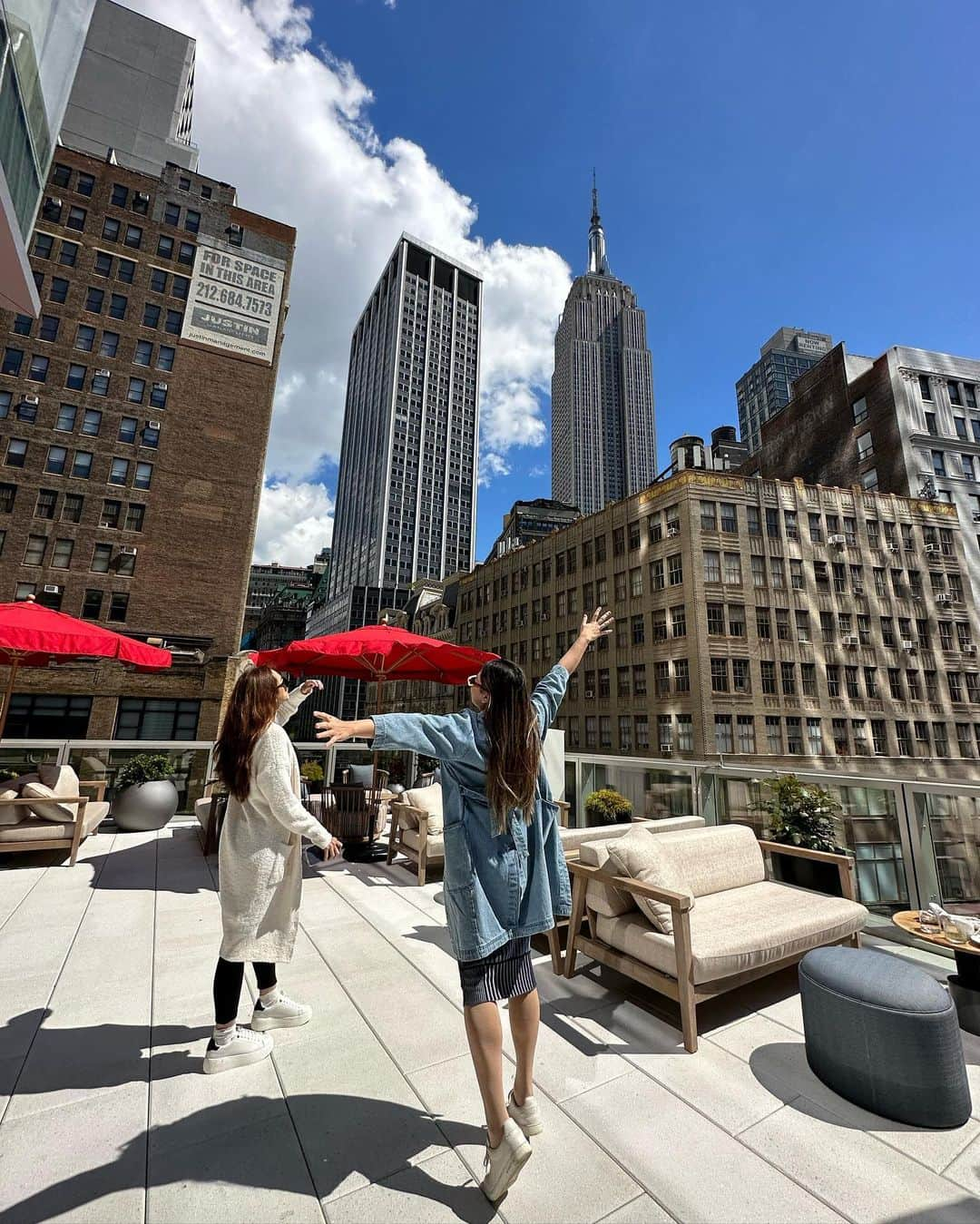 Vicky Shuさんのインスタグラム写真 - (Vicky ShuInstagram)「Finally SUNSHINE!!   Thank you @superstylist_fashionworld for the picture  #perjalananvickyshu #newyork #maribercinta」5月2日 0時38分 - vickyshu