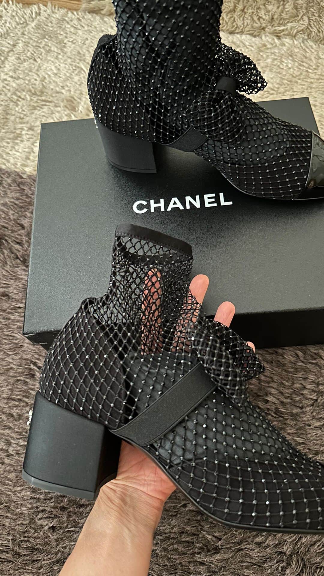 エヴァ・チェンのインスタグラム：「In honor of Karl (the theme of this year’s Met!), starting the day with this croaky-voiced unboxing of these gorgeous @chanelofficial shoes」