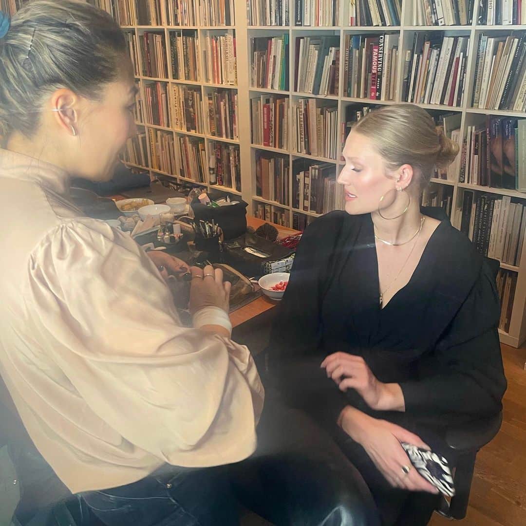 NINA PARKさんのインスタグラム写真 - (NINA PARKInstagram)「Big THX to my sweetheart @tonigarrn & forever barefoot flip flops wearer @russelljames nothing changed over so many yrs (Btw great to CU again Russel!) 😄🫶! I feel so blessed to work , fooling around & had so much fun & laughter w these two lovers + cutie @eva.schmitterling @mintartistmanagement ~ LOV U guys  🙏♥️ __________________________________________ BTW 10% OF ALL SALES GO TO @tonigarrnfoundation. Exhibit is open until June 17 __________________________________________ #MakeUp & #Grooming by Moi @ninaparkbeaute for @ballsaal_artist_mgmt used products @chanel.beauty」5月2日 0時43分 - ninaparkbeaute