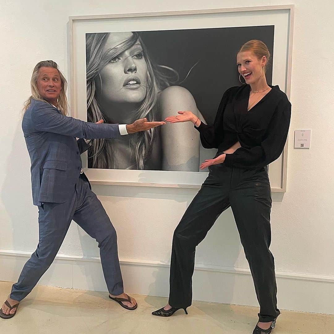 NINA PARKのインスタグラム：「Big THX to my sweetheart @tonigarrn & forever barefoot flip flops wearer @russelljames nothing changed over so many yrs (Btw great to CU again Russel!) 😄🫶! I feel so blessed to work , fooling around & had so much fun & laughter w these two lovers + cutie @eva.schmitterling @mintartistmanagement ~ LOV U guys  🙏♥️ __________________________________________ BTW 10% OF ALL SALES GO TO @tonigarrnfoundation. Exhibit is open until June 17 __________________________________________ #MakeUp & #Grooming by Moi @ninaparkbeaute for @ballsaal_artist_mgmt used products @chanel.beauty」