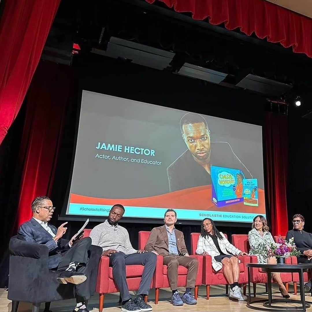 ジェイミー・ヘクターのインスタグラム：「Amazing Panel with @johnleguizamo @tatyanaali @tarawel #michaelhaggenScholastic Talking @chloewondersbooks partnership with @scholasticinc and the importance of having Diverse books in schools and homes.」