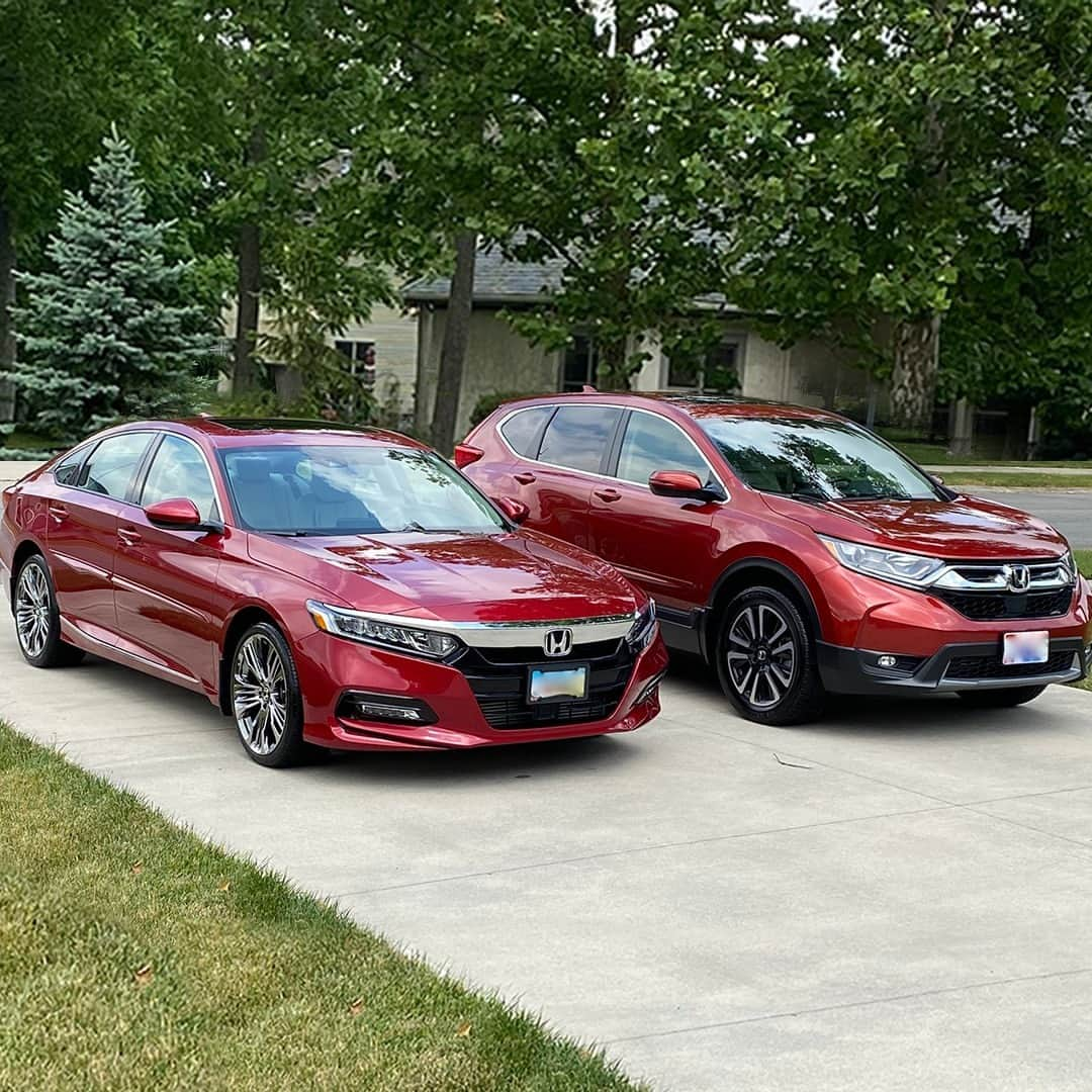 ホンダのインスタグラム：「If cars could be siblings.   📸: epotkanowicz. Thanks for sharing your #HondaLove.  #HondaAccord #HondaCRV」