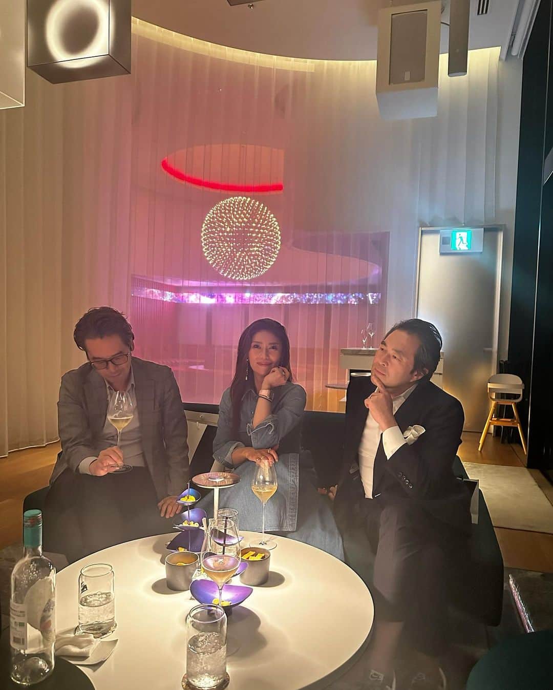 Taki Tanakaのインスタグラム：「@wosakahotel  WOsakaにて総支配人 @go_kondo @daiskur と。 久しぶりの大阪。 大好きなふたりと逢えて嬉しかった。  夏に素敵なめちゃ面白いイベントを一緒にするかも！ お楽しみに♡  #氷のトイレ #いりませんからw #Wosaka」
