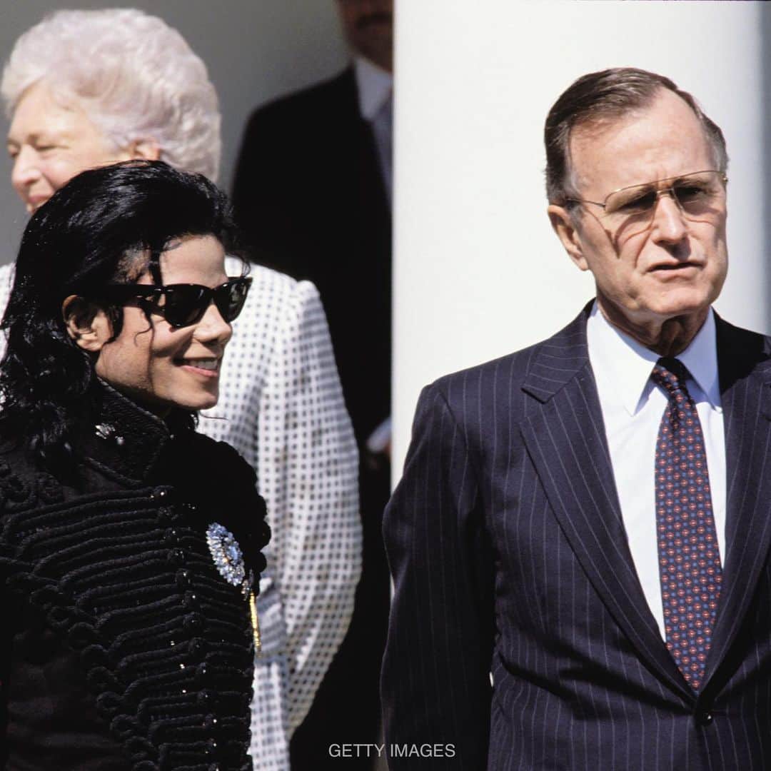 マイケル・ジャクソンのインスタグラム：「Michael at The White House in 1990 with President George H.W. Bush. On this date in 1992, Michael returned to Washington D.C. and was recognized for his philanthropy during the President's Annual Points of Light Awards. #MJHumanitarian」