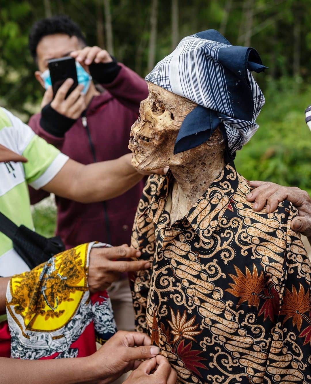 VICEさんのインスタグラム写真 - (VICEInstagram)「Caring for the dead like they’re still living may be the truest form of love—and in a mountainous region of Indonesia, it actually is. The Toraja people keep their deceased loved ones close—in a separate room of the home—mummifying their bodies and treating them to the essentials: food, water, clothing and cigarettes. ⁠ ⁠ In August, in a ritual known as Ma’nene, the dead are brought out of their coffins, washed, and brought down to the village, where the younger generations connect with their lineage and learn to deal with death from an early age. It's not unusual to see young Torajans share a smoke or take selfies with their mummified ancestors.⁠ ⁠ To Torajans, the dead are never really gone—instead, they would be shocked by the sheer number of retirement homes and outsourced tomb cleaning in the Western world.」5月2日 1時02分 - vice