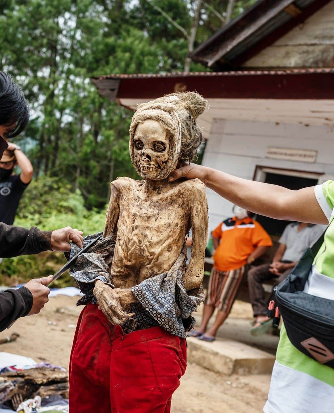 VICEさんのインスタグラム写真 - (VICEInstagram)「Caring for the dead like they’re still living may be the truest form of love—and in a mountainous region of Indonesia, it actually is. The Toraja people keep their deceased loved ones close—in a separate room of the home—mummifying their bodies and treating them to the essentials: food, water, clothing and cigarettes. ⁠ ⁠ In August, in a ritual known as Ma’nene, the dead are brought out of their coffins, washed, and brought down to the village, where the younger generations connect with their lineage and learn to deal with death from an early age. It's not unusual to see young Torajans share a smoke or take selfies with their mummified ancestors.⁠ ⁠ To Torajans, the dead are never really gone—instead, they would be shocked by the sheer number of retirement homes and outsourced tomb cleaning in the Western world.」5月2日 1時02分 - vice