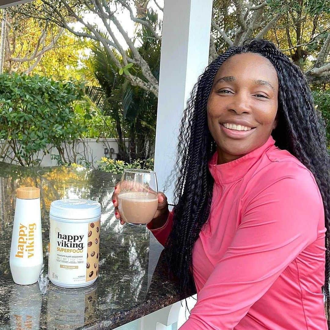 ビーナス・ウィリアムズのインスタグラム：「LIMITED TIME DROP😍 Meet Iced Coffee, my newest obsession. 20g of protein, 60+ Superfoods, Vitamins, & Minerals PLUS 80mg of caffeine…Breakfast is SERVED!! Head to @drinkhappyviking to be the first to try it!」