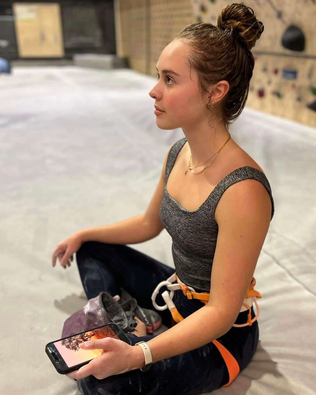 マーゴ・ヘイズのインスタグラム：「#ad I am often asked what I do to calm down my nerves when I am climbing or trying to perform. For me, breathwork and meditation has been a very useful tool that I continue to learn about and try to incorporate into my practice. I’ve been wearing my @Fitbit Luxe and tracking my mindfulness sessions in the Fitbit app to stay on track, it’s a good day-to-day reminder to slow down when life gets busy. #FitbitByGoogle」