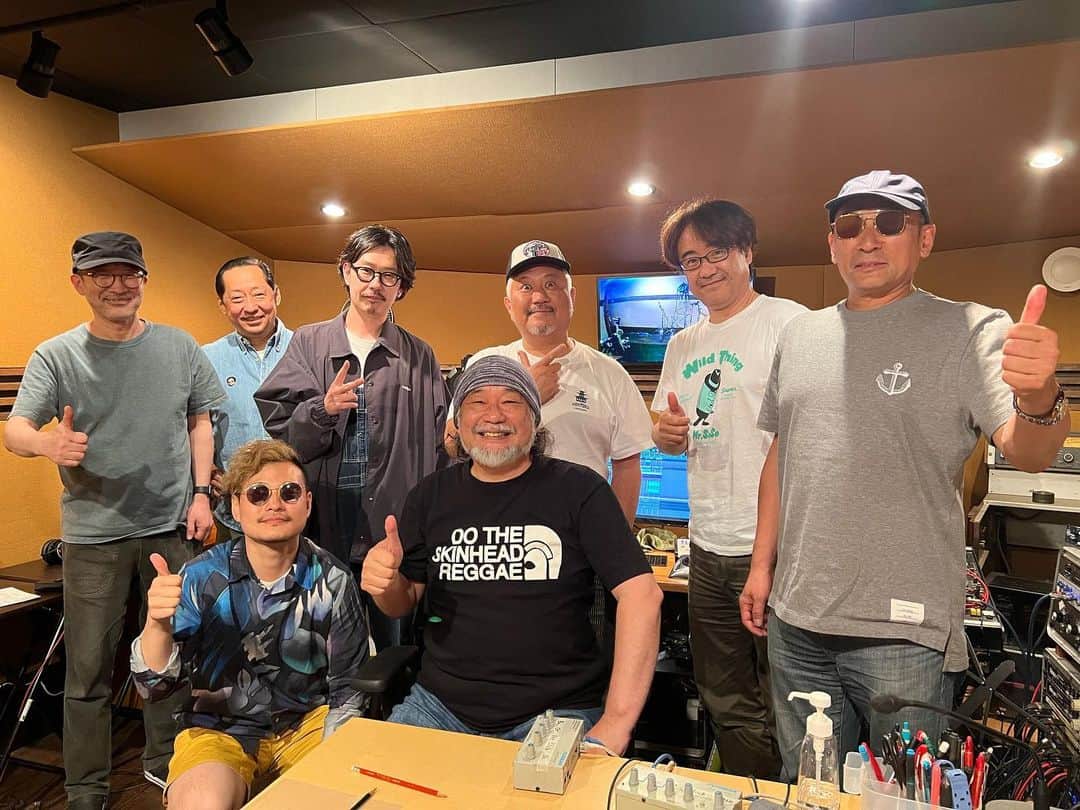 クレイジーケンバンド【公式】のインスタグラム：「じ、実はここだけの話、CKBのNew Albumのレコーディングが着々と進んでおります。 本日はベーシックリズムの録音とギターのダビングなどを。 そして楽器の大部分が録音され楽曲様が形になってきました！！ 今作では白川玄大君が参加してくれております。 ある意味フレッシュで勢いのある作品になると思われます。 皆様もうしばしお待ちください。すごいですよ。  byスタッフ  #クレイジーケンバンド #crazykenband #横山剣 #小野瀬雅生 #洞口信也 #高橋利光 #白川玄大 #gurasanpark #recording #newalbum」