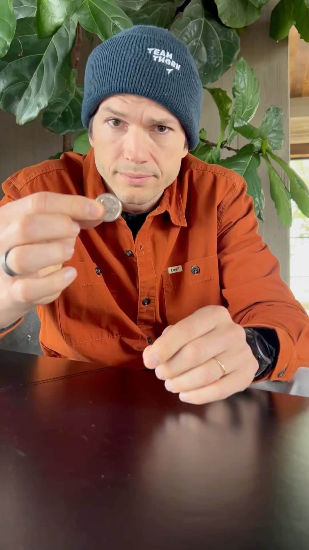 アシュトン・カッチャーのインスタグラム：「Wanna double your money instantly? Get a mirror. Want to give your money an actual chance to grow? Start investing. Check out the link in my bio to see how @Acorns makes it easy.   Paid non-client endorsement. Compensation provides an incentive to positively promote Acorns, material may be biased. View import disclosures at www.acorns.com/ak-disclosures. Investment advisory services offered by Acorns Advisers, LLC (“Acorns”), an SEC-registered investment advisor. Brokerage services are provided to clients of Acorns by Acorns Securities, LLC, an SEC-registered broker-dealer and member FINRA/SIPC. For more information visit our profile or Acorns.com. #acorns #ad」