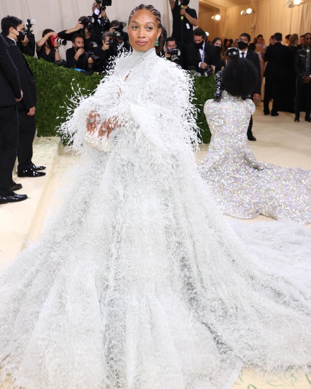 アリソン・フェリックスのインスタグラム：「How was this two years ago? A moment for the dress that has 240,000 feathers on it at the #met」