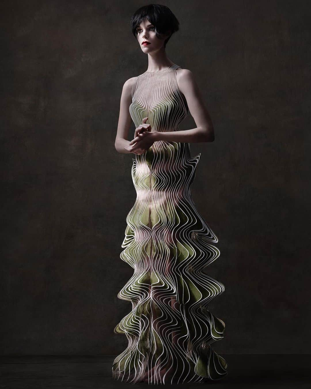 Iris Van Herpeさんのインスタグラム写真 - (Iris Van HerpeInstagram)「Mesmeric @SaskiadeBrauw, @MeghanCollison and @Herreranna lensed by @AlbertWatsonphotography ~  #irisvanherpen #hautecouture」5月2日 1時24分 - irisvanherpen