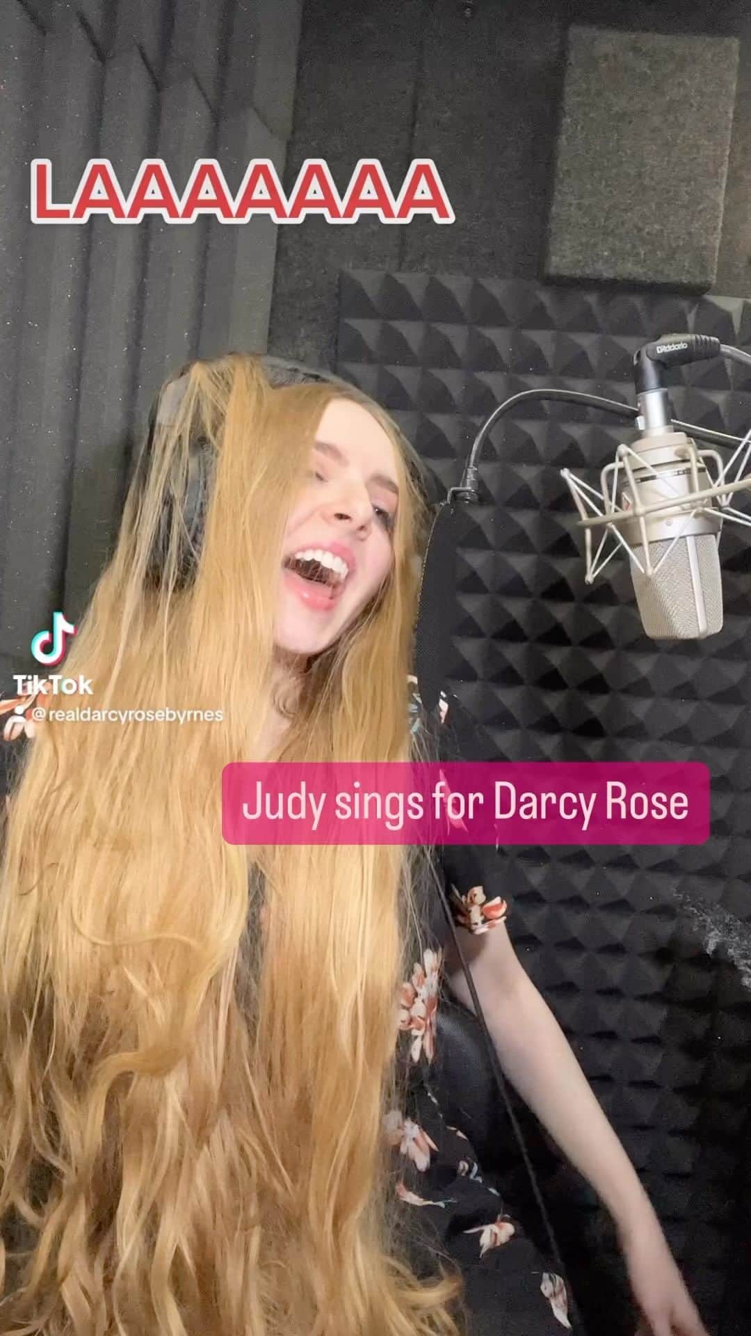 ダーシー・ローズ・バーンズのインスタグラム：「Sometimes Darcy Rose can’t do her record sessions, so Judy sings for her.」