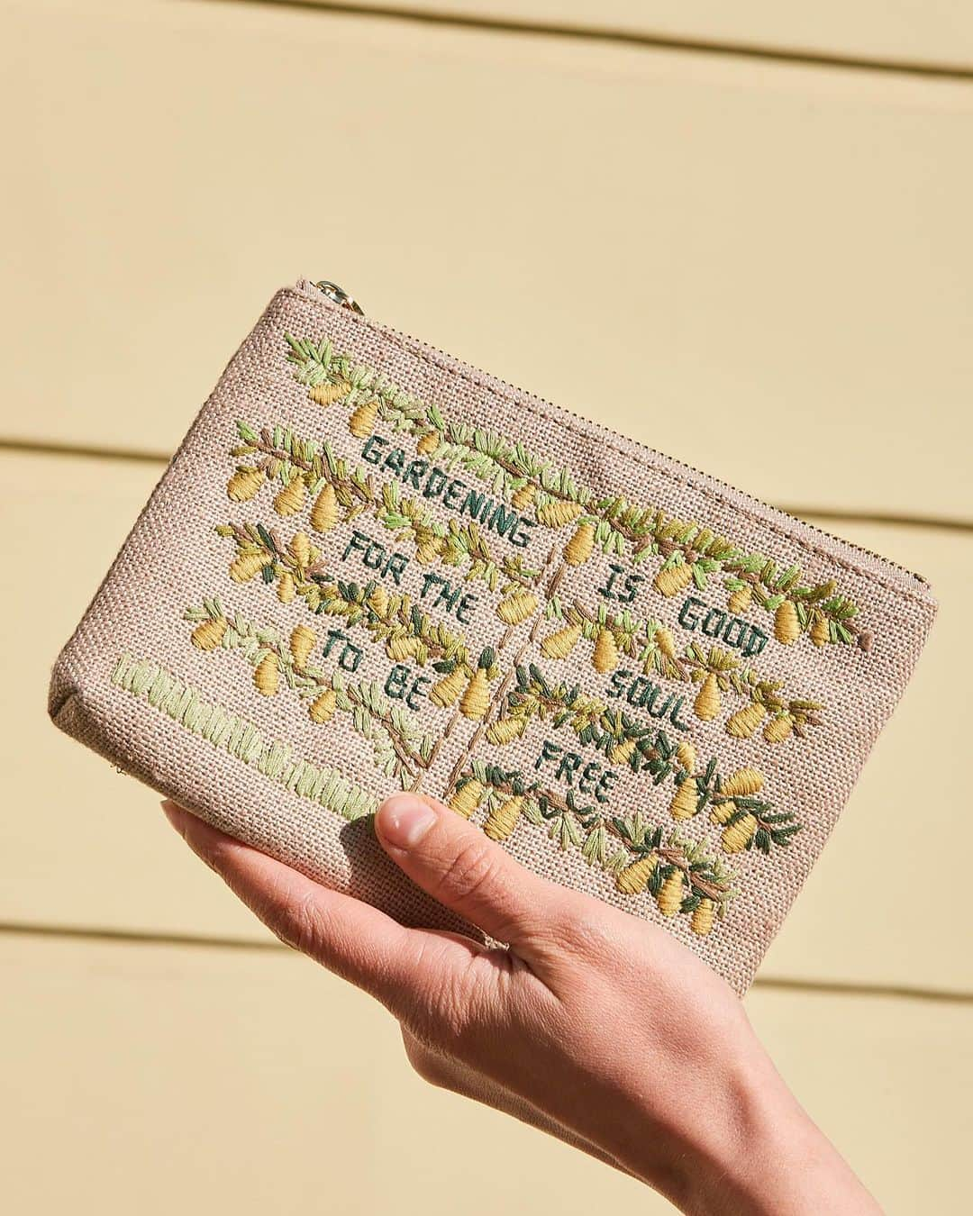 ルルギネスさんのインスタグラム写真 - (ルルギネスInstagram)「'Gardening is good for the soul to be free'🍐  Showcasing the intricate hand embroidery and needlework from Lulu’s original pear tree design.  Shop online now.  #LuluGuinness」5月2日 1時34分 - lulu_guinness