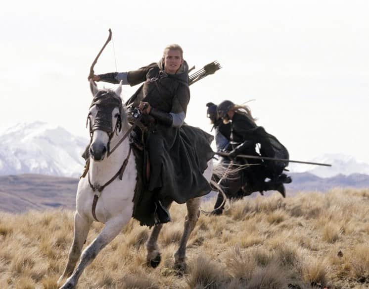 オーランド・ブルームのインスタグラム：「When we were filming Lord of the Rings, I fell off a horse, got an x ray, got told I broke a rib and that there was nothing they could do, and then I got back on the horse. It was painful but I’d been through worse — when I broke my back in 1998 and was told I would never walk again. Mental health is just as important as physical health, but for me the two are pretty connected… How does your physical health impact your mental health? What do you all do to recharge?🙏#mentalhealthawarenessmonth」