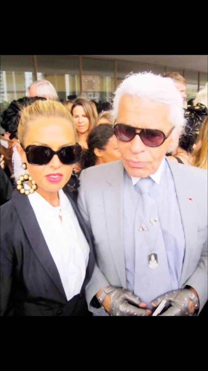レイチェル・ゾーのインスタグラム：「I don't think I can put into words my gratitude for Karl Lagerfeld. He was and will always be my fashion hero, a legendary prolific talent that is unmatched. I had the privilege of meeting Karl several times, each time felt like the first because I was always nervous in the presence of such greatness. I have styled countless @chanelofficial moments throughout my career on the most extraordinary women. I have coveted, collected and worn #Chanel my whole adult life and always feel my best in it.  Dear Karl you have inspired my love of fashion, design and styling like no other. The letter you wrote to me thanking me for perhaps my favorite collaboration of my career with you and @camerondiaz changed me forever. You were kind and funny and filled with immeasurable talent. Tonight is a beyond deserved celebration of you and your endless contribution to the world of fashion, photography, art, design and pop culture. You are so loved and missed by us all. You should be honored and celebrated always. #chanel #forever #karllagerfeld 🙏🏻 🖤🖤🖤🤍🤍🤍」