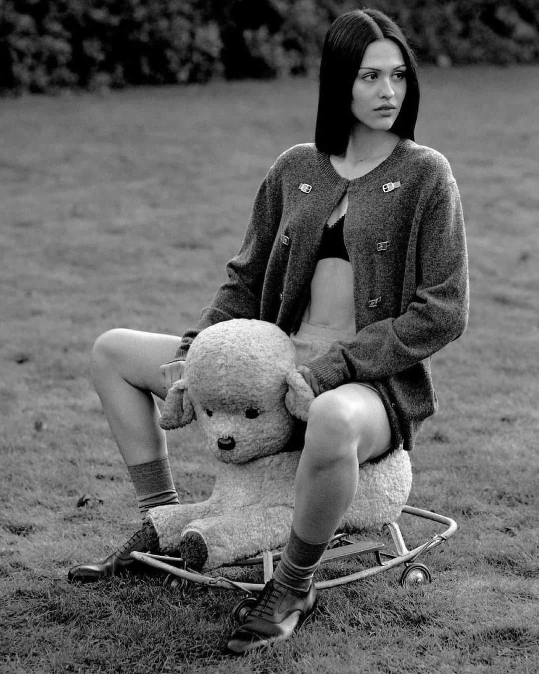 リサ・リナのインスタグラム：「@alikavoussi  Less is More 🖤 Clean & Serene #ineverlookback 😘 #Repost @documentjournal ・・・ @ameliagray photographed by @alasdairmclellan with fashion editor @_alicegoddard and wearing @hermes for Document Spring/Summer 2023: Return to the Real. Pre-order now at the link in our bio.  Stay tuned into our Instagram this week as we unveil each new cover.  Photography by @alasdairmclellan Fashion Editor @_alicegoddard. Hair @kim_rance at @lgamanagement Make-up @lynseyalexander at @streetersagency. Manicure Yuki Murakami at @saintlukeartists Production @partner.films Production Director Madeleine Kiersztan. Casting Director @angusctmunro at @a.m.c.casting. Post Production OUTPUT.」