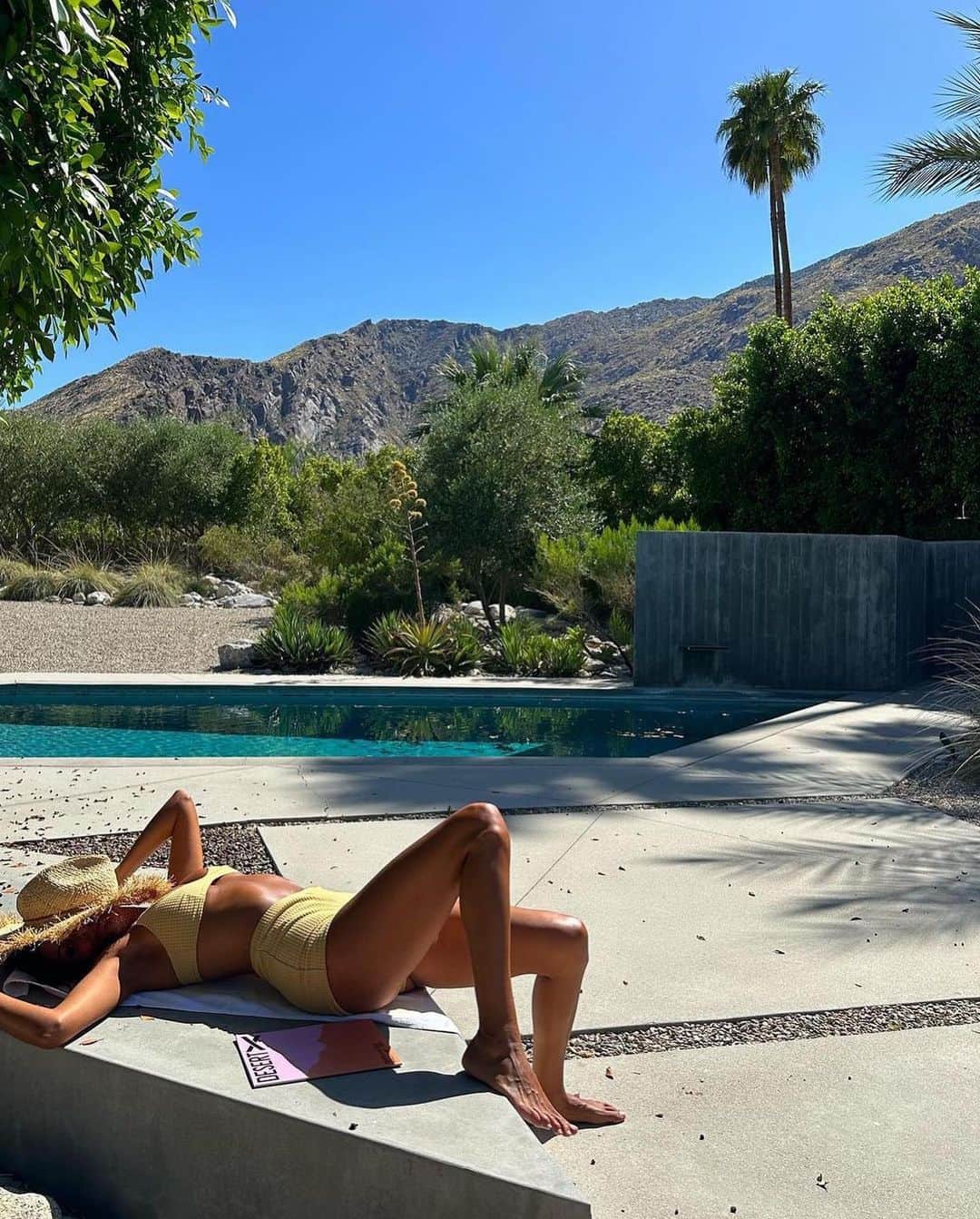TRIANGL SWIMWEARさんのインスタグラム写真 - (TRIANGL SWIMWEARInstagram)「Poolside in Palm Springs with #TrianglGirl @jayneejaynee 🍨」5月4日 8時30分 - triangl