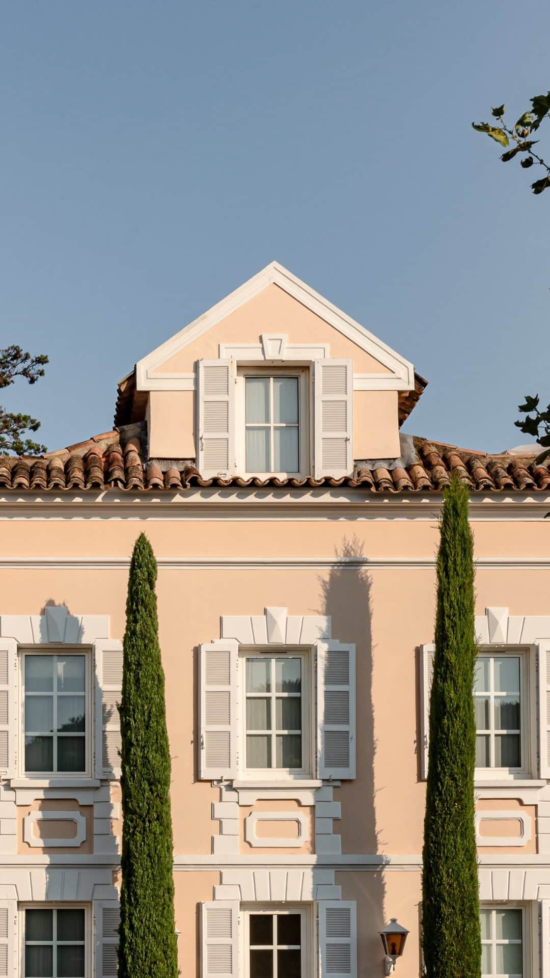 ゲランのインスタグラム：「This season, embark on a wellness journey like no other.​  Rediscover the iconic Cheval Blanc Spa by Guerlain St-Tropez, home to an exclusive series of face and body treatments combining cutting-edge innovation, peerless savoir-faire and a luxuriously sensorial atmosphere. The Ultimate Science of Wellness by @guerlain, in the heart of the French Riviera.​  #Guerlain #GuerlainSpa #GuerlainSkincare @guerlain  @chevalblancsttropez」