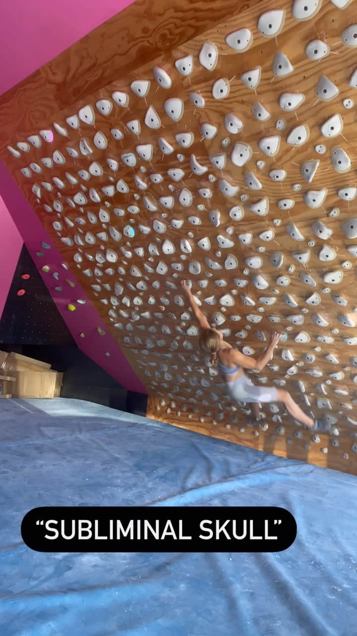 サッシャ・ディギーリアンのインスタグラム：「Working my way back to training in the #digidojo after tearing my a2 pulley in my middle finger. Kilter set - Subliminal Skull, 45*degree @kilterboard #indoorclimbing #kilterboard #gym」