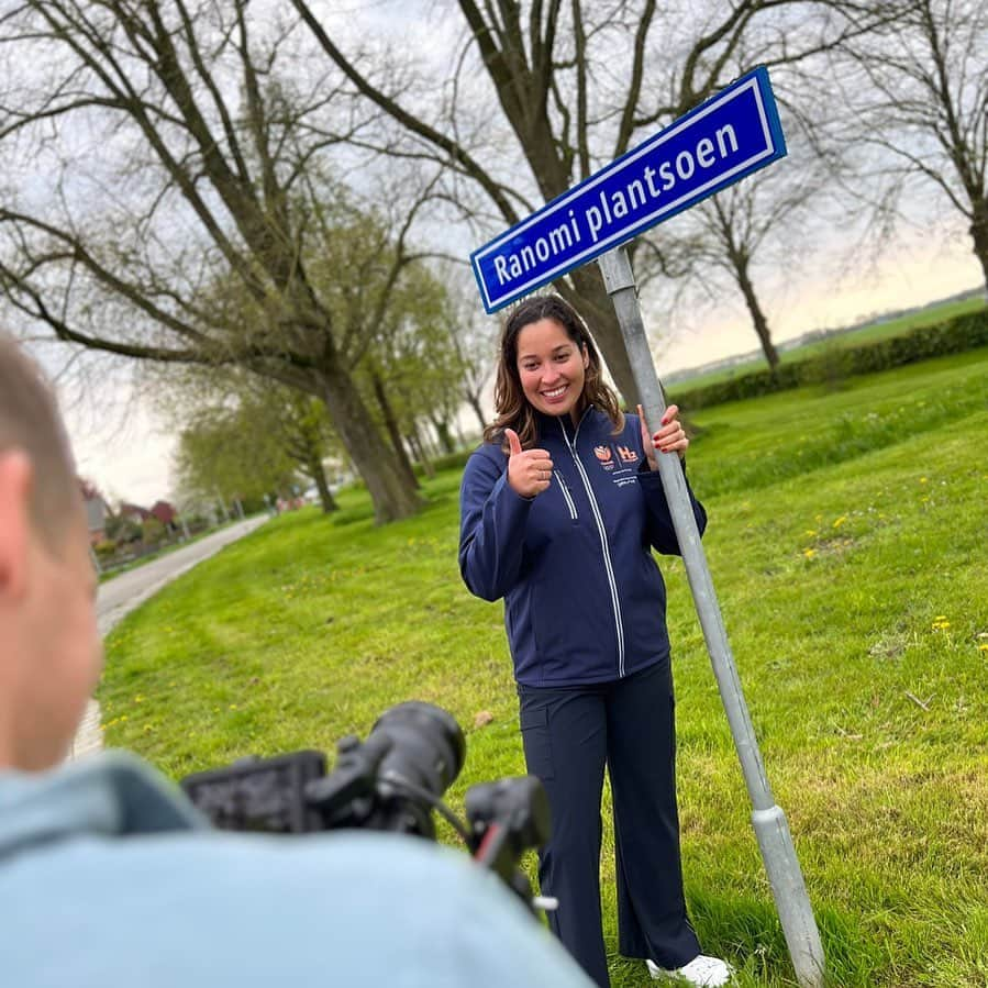 ラノミ・クロモウィジョジョのインスタグラム：「Het straatnaambordje staat er weer! 👍🏽  Vandaag ben ik op pad geweest in de wereld van waterstof. Super interessant! Later meer.. 😊」