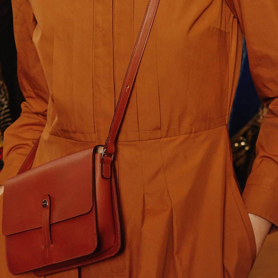 イルビゾンテのインスタグラム：「«Tone sur tone» is never a bad idea.. The tondina bag is waiting to be discovered in all its styles.  #ilbisonte #sustainability #timelessbeauty #ss23 #womenstyle」