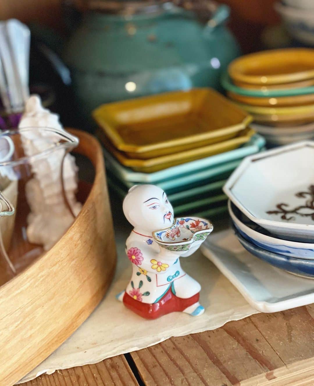 松本孝美さんのインスタグラム写真 - (松本孝美Instagram)「#西安の黄   ヘレンドのシノワズリシリーズを知ったのは20代初めに見た25ansの アフタヌーンティーのページ(たぶん) 　 #邱世嬪 (きゅうさいぱん）さんの自宅のテーブルにセッティングされていたのがこのシリーズのひとつで、そりゃもう素敵でした 3年後くらいに仕事で行ったパリの 食器問屋街のような通りにあるお店で 偶然にこの黄色いティーセットを見かけた時は小躍りしたもんです が、踊った後に値段を知りガーン… からの立ち直りは早く なんとかなるやろーと2セット買いました その頃から立ち直りも買い物も早いんです  ちょっとづつ買いたそうという計画は 日本のデパートで値段を見て儚く消えました ガーンとなったパリの値段は それに比べたらかなり安かったのです  その後、増えたのは小物ふたつだけ  たまにお店でいろんなシリーズを眺めてニヤニヤして満足しています  光文社STORY5月号 #更年期のクスリ でご紹介した #天の力地の力 東洋人の心とからだ こちらも	邱世嬪さんの本です  難しそうな内容に見えるけど会話形式になっていてユーモアがありわかりやすいのです 隣の #中国茶を召し上がれ の表紙の マンダリンも気になる〜  #うつわ#ヘレンド#シノワズリ#デミタスカップ#ティーカップ#herend#chinoiserie」5月2日 2時32分 - t_mimi1414