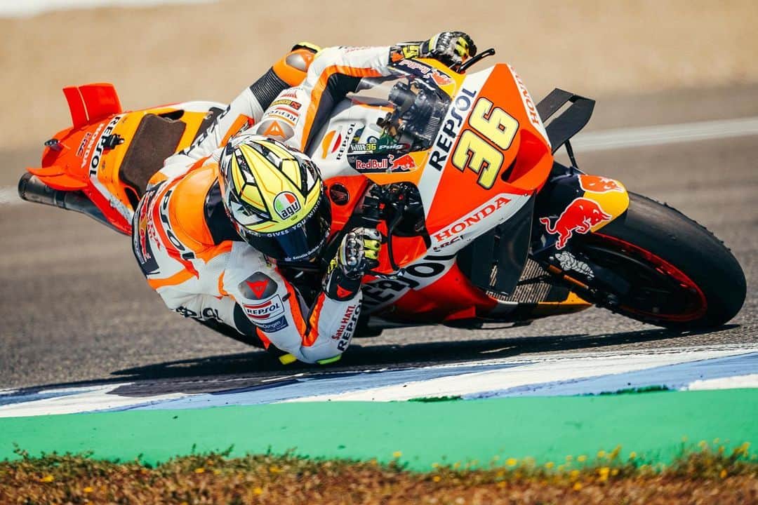 レプソル・ホンダさんのインスタグラム写真 - (レプソル・ホンダInstagram)「6️⃣7️⃣ laps for the 3️⃣6️⃣. Working on building his base, @joanmir36official completed a short but busy day in Jerez.   “It was a positive day overall. We worked to improve our base setup and we were able to try many different things like aerodynamics and some items to make me more comfortable on the bike. Crashing during a test complicates things because you have to change your plans a bit, even so we did most things. I think we have improved our base which will help for the next race. An intense but short test, now we try and relax a little bit and come back stronger in Le Mans.”」5月2日 2時39分 - hrc_motogp