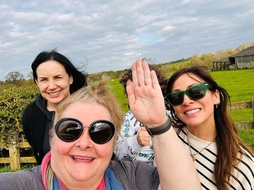 ナタリー・インブルーリアさんのインスタグラム写真 - (ナタリー・インブルーリアInstagram)「Magical few days in the countryside with these Aussie legends! My heart is full💜💫 @magda_szubanski and Kristen see you soon and can’t wait to see pics from Italy 😘🌻✨」5月2日 2時41分 - natalie_imbruglia