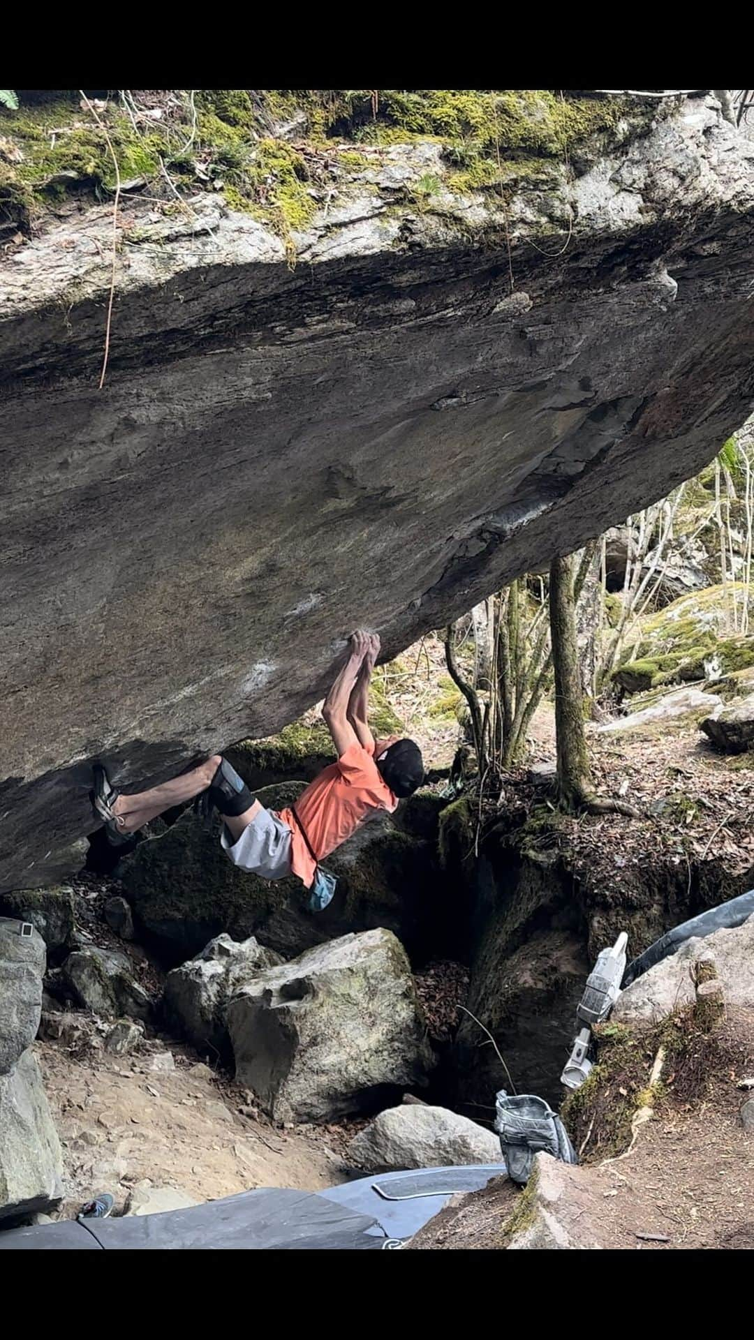 デイブ・グラハムのインスタグラム：「Ninjitsu [8B+] ⚔️💎 Another 5 star rig up in Bavona off the list 🙌🏻 This stunning boulder is nestled quite deeply in the mossy labyrinth of the main rock fall, and was one of the first things I tried when I arrived this season. In the beginning I was super lost with my beta…I had crafted a sequence which felt about ten moves longer than necessary and two grades harder than I wanted it to feel, which left me rather intimidated and a bit confused I couldn’t make anything feel functional. As this boulder sits quite deep into a very cold cave, the conditions were often really challenging to adapt too. Often it would feel way too cold or way too humid, even it was a warm dry day, and even worse, when it rained, the last section would stay wet for extended periods of time. Albeit tricky to find the right moment to make send tries, it gave me lots of time to mess around in the hardest sections and actually find some beta which suited myself better 🤗 Obviously some freak shit spinning around and kneebarring whatever I could 😅 A couple weeks before I actually sent the bouIder, on my first try from the start that day, I savagely dry-fired off the last move and damn near killed myself 😳 falling head first into a pit of rocks with a sub-par pad set-up 😮‍💨🫨 Thankfully I walked away from the fall with just a severely bruised patella and a torqued shoulder, all products of the very harsh rotation of the fall and impact into a boulder that was exposed below. This added quite a psychological factor I hadn’t expected, so it was hard to have the same confidence on the exit sequence as before. I waited until I felt healed up, returned feeling a bit weary, and again climbed it first go from the start, feeling a bit less solid, but somehow managed to still feel kinda cruiser snd summit the fucker 🤪 After so much effort to come up with this amazing master-beta, I figured trying the low start, which adds a stout, technical yet physical 8a+/b boulder of about 5 moves directly into Ninjitsu, might be logical way to finish off the saga 🫠 Fingers crossed for some good weather 🤞🏻 @adidasterrex @fiveten_official @petzl_official @frictionlabs @sendclimbing @tensionclimbing」