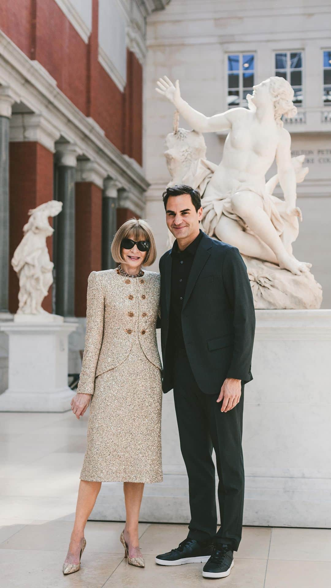 ロジャー・フェデラーのインスタグラム：「A look inside #ALineOfBeauty at The Met (@metmuseum ). @metcostumeinstitute」