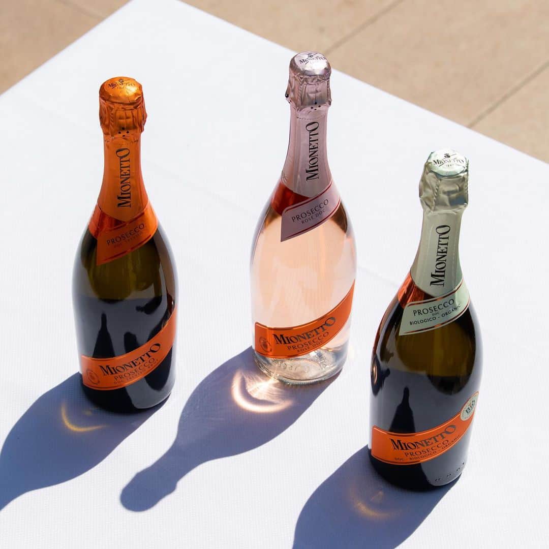 Mionetto USAさんのインスタグラム写真 - (Mionetto USAInstagram)「Allora Amici!  We are beyond excited to reveal the launch of our newest packaging refresh…  THE ORANGE SOUL 🧡  For over 135 years, Mionetto Prosecco’s orange bottle has been a symbol of authenticity & a taste of Italy. The eye-catching orange 27-degree angled label synonymous with the iconic Mionetto Prestige Prosecco DOC Treviso Brut is expanding across the portfolio to the Organic Prosecco DOC, Prosecco Rosé DOC, and Valdobbiadene Prosecco Superiore DOCG.   Did you know that our label is placed at 27-degree angle, paying tribute to the breathtaking hills of Valdobbianene? Now, let’s cheers to the fact that all of our Prosecco’s will feature this signature design! Join Mionetto Prosecco as it continues to inspire a true taste of Italy with its light, crisp & refreshing Prosecco. Cin Cin! 🍾  #MionettoProsecco #OrangeSoul #PrestigeCollection   Mionetto Prosecco material is not intended to be shared with persons under the legal alcohol drinking age. Share Mionetto content with persons 21+ and over in your respective country. Enjoy Mionetto Prosecco Responsibly.」5月2日 2時43分 - mionettoproseccousa