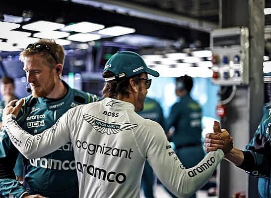 フェルナンド・アロンソのインスタグラム：「Como están los maquinas ? ✊️ #f1 #miami #astonmartin」