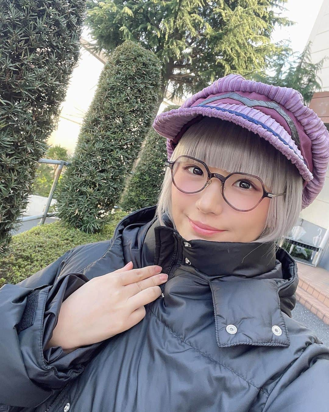 長谷川かすみのインスタグラム：「おはよう☀️ もう5月！！  これ📸ちょっと前のモルフォーニャ⛄️👓🦋 あっという間にダウンコートの出番がなくなりました、あっという間に夏が来そう🌻 ちなみにゴッカンは年中寒いので、夏に見ると涼しい気分になりそうだね⛄️  次の日曜日もキングオージャーの放送お楽しみに⛄️👓🦋  #キングオージャー #王様戦隊キングオージャー #モルフォーニャ #リタモル #ゴッカン #ゴッカンは不動」