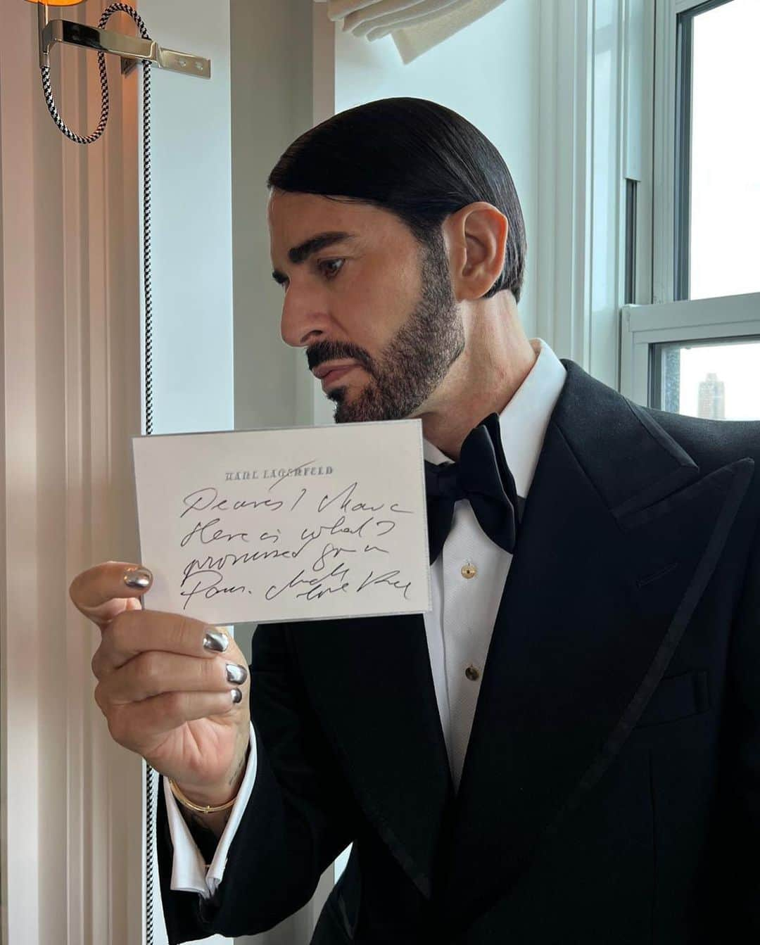 マーク・ジェイコブスさんのインスタグラム写真 - (マーク・ジェイコブスInstagram)「a gift to me from Karl.  he gave the world so many.   tuxedo @ralph_fitzgerald_  @huntsmansavilerow   hair @sandyhulett  makeup @andrewcolvinmakeup   photo @1.800.newbold   #pressedanddeessed #gratefulnothateful」5月2日 8時20分 - themarcjacobs