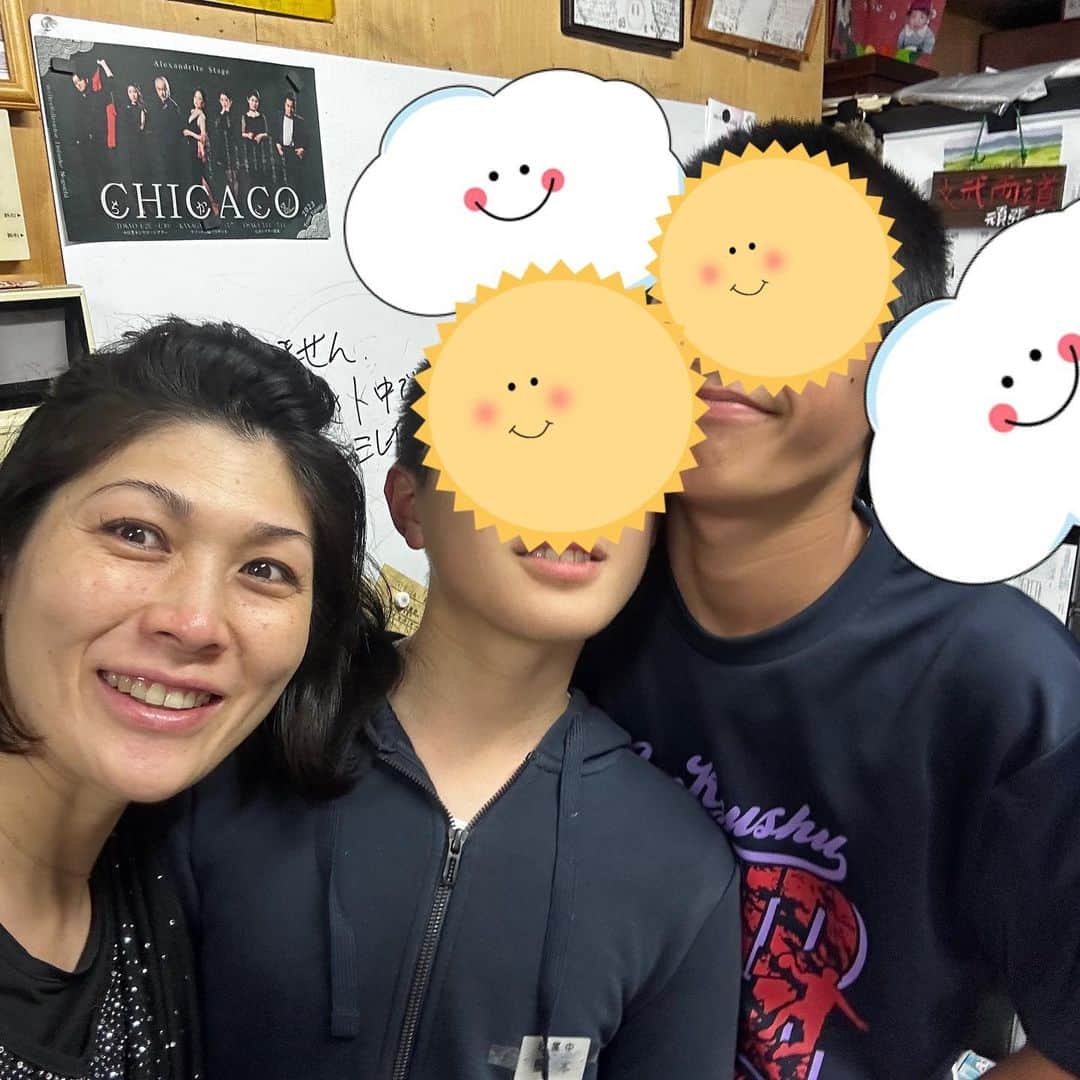 のインスタグラム：「【久しぶりの我が家】 最高なんですけど。(；ω；) 1ヶ月ぶりのおうち、最高な件！ 子どもたちとの再会、たまらんのですけど(￣∇￣) だいぶ大きくなりましたけど、何度も何度もハグして、それでも足りないくらい、母は少女のように（←ここ重要。）喜びまくっております(￣∇￣) 帰宅したら、次男セーマンがキッチンを片付けながら、 『お腹空いてます？カレーうどんのスープ、メチャクチャ美味しく出来たんで、食べませーん？明日でもいいですから食べて欲しい〜！』 次男セーマン、高校生になり 台所の立ち回りがメチャクチャ板についていた件！ ありがとうーー！😭 嬉し過ぎるではあるまいかー！  『お疲れ様でしたー！おめでとうございましたー！大阪公演も頑張って下さいねー！』  子どもたちの理解と支えのおかげで、駆け抜けることが出来ました。 感謝しかないです😭ありがとう😭  #走り続ける岡本家 #５人の子育てママウンサー  #岡本安代 #鹿児島で母業再開 #今日は教育相談 #円城寺華子から岡本安代へ #１週間後にまたお稽古再開 #いつもありがとう」