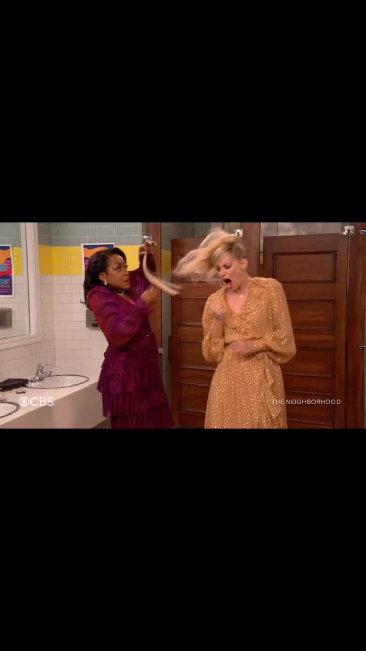 ベス・ベアーズのインスタグラム：「All new episodes... starting tonight 8pm @cbstv of @theneighborhood ! Some of my favorites EVER !」